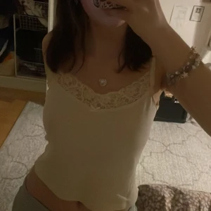 Spetslinne - Gräddvitt spetslinne från Brandy melville, sparsamt använt :) använd gärna köp nu <3