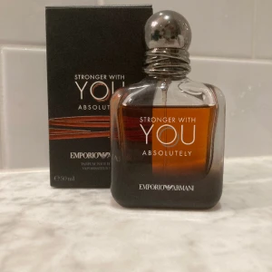 Stronger With You Absolutely  - Armani stronger with you absolutely parfym nästan helt full, köpt för 950kr (kvitto finns) säljer för 700 priset kan diskuteras 