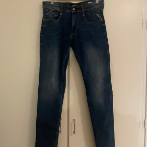 Replay Jeans Anbass - Snygga replay jeans i modellen anbass | Storleken är 31 i midjan och 34 på längden | De är i gott skick utan defekter | Hör gärna av dig vid vidare funderingar.🤗