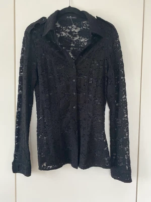 Skjorta i spets  - Skjorta i fin spets. Jättebra kvalitet 