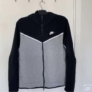 Nike Tech Fleece  - Inget fel på den, använd ett par gånger, är i storlek S men passar även M. Pris kan diskuteras