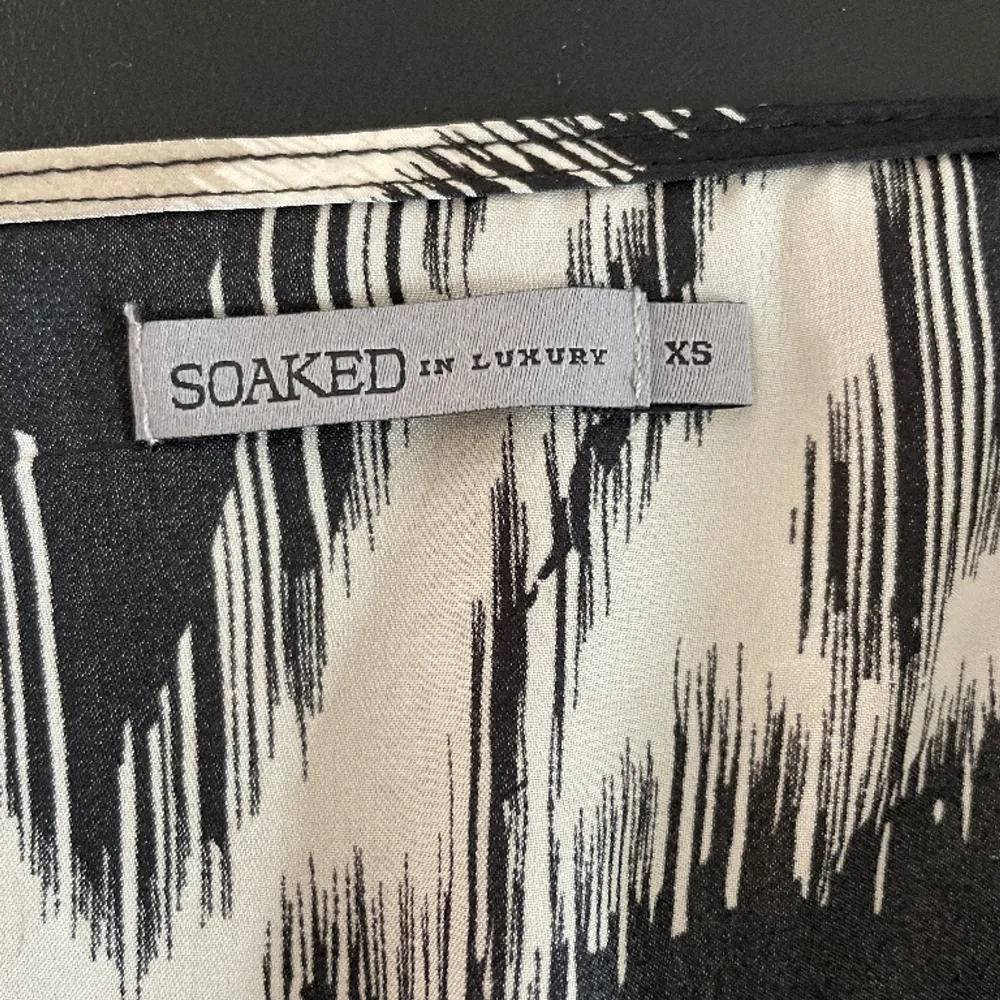 Klänning från Soaked In Luxury, modell Unnidress.  Storlek: XS Material: Polyester Nypris: 500 SEK Använd, men utan anmärkning.. Klänningar.