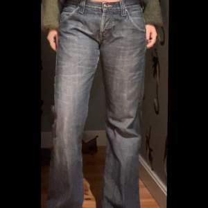Säljer dessa lågmidjade jeans för att dom inte riktigt passar mig!❤️  Skulle säga att de är storlek s/m  Mått💞  Midja: 40cm Innerbenslängd: 86cm Total benlängd: 109