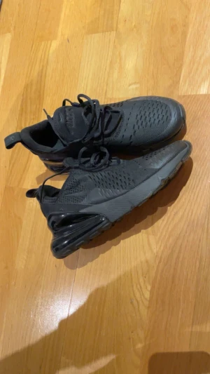 Nike air 270  - Helt nya 270 fick dem i present då dem var för små och dem har bara legat på hyllan och tänkte nu är det dags för mig att få sålt dem. 