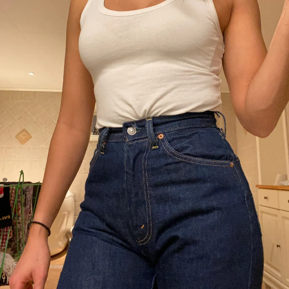 Säljer dessa superfina vintage levis 701 jeans som inte längre används för 250kr. Storlek W26. Nypris: ca.2500kr! 💝. Jeans & Byxor.