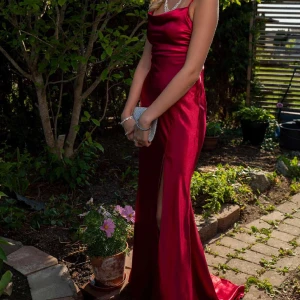 Röd långklänning  - Använd 1 gång på min bal förra sommaren och kommer inte användas mer därför säljer jag den. Pris går att diskutera. 