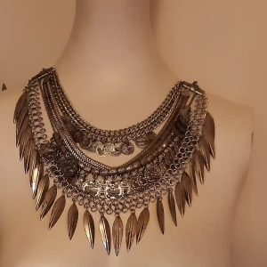 Enormt halsband - Stort halsband i silvermetall. 