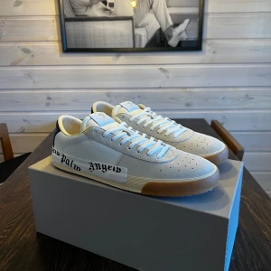 Palm angels sneakers  - Palm angels sneakers strl 45 Helt nya med originallåda  2600 kr