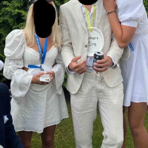 Studentklänning från Boohoo - Säljer min absoluta dröm studentklänning. Använd en gång på studenten. Önskas fler bilder är det bara att höra av sig🫶🏻  