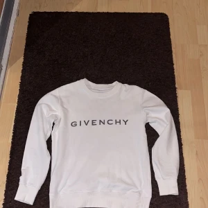 Givenchy crewneck - 8/10 skick, M men sitter mer som en S, har ej kvitto då ja köpt av en vän.