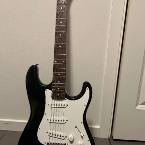 El gitarr - Säljer en knappt använd el gitarr med förstärkare och fodral. Tyvärr saknas de en sladd där man kopplar förstärkaren och gitarren med då går att köpa.