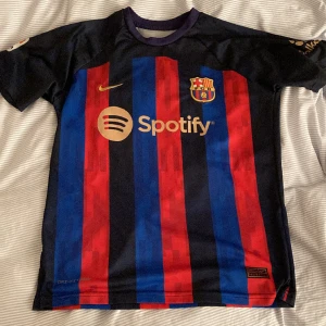 Fotbollströja Barceloma - En fin Barcelona tröja från säsong 22/23 i fint skick som används bara några gånger, i storlek M. Robert Lewasowski på ryggen såklart #9