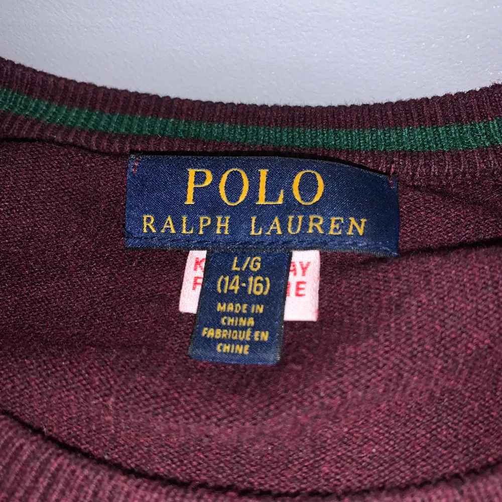 Vinröd Ralph lauren tröja i mycket fint skick. Den är i storleken 14-16 men sitter ungefär som XS. Nypriset ligger på runt 1000kr.. Tröjor & Koftor.