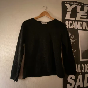 Nyårströja - Jättefin lite genomskinlig tröja inför nyår! Glittrar väldigt fint. Bra skick