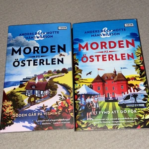 Sommarböcker 🏖️ - Säljer två böcker i samma serie, perfekt läsning till sommaren! Älskade dessa, så mysiga 💛✨ böckerna är lästa en gång vilket syns i bokryggen, men är i övrigt i mycket bra skick! Priset gäller för båda böckerna 🏖️