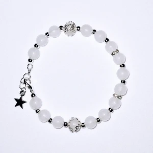 Vitt Glasarmband  - Justerbart Vita glaspärlor med silverdetaljer. Finns möjlighet till önskad storlek.