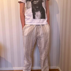 Linné byxor  - Ett par schysst byxor till sommaren. Skick 8/10. Moddelen är 185 och väger 65 kilo. Tveka inte på att höra av er vid några funderingar.