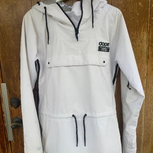 Dope jacka - Säljer min vita dope jacka som jag haft i tre vintrar. Säljer den då jag har köpt en ny skidjacka. Har blivit tre blå fläckar på armen som inte går bort (se sista bilden) och därav priset. Fläckarna syns dock inte så tydligt när man har på sig jackan🥰🥰