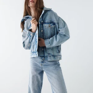 Jeansjacka  - Från Gina tricot, använd 2 gånger så i bra skick!