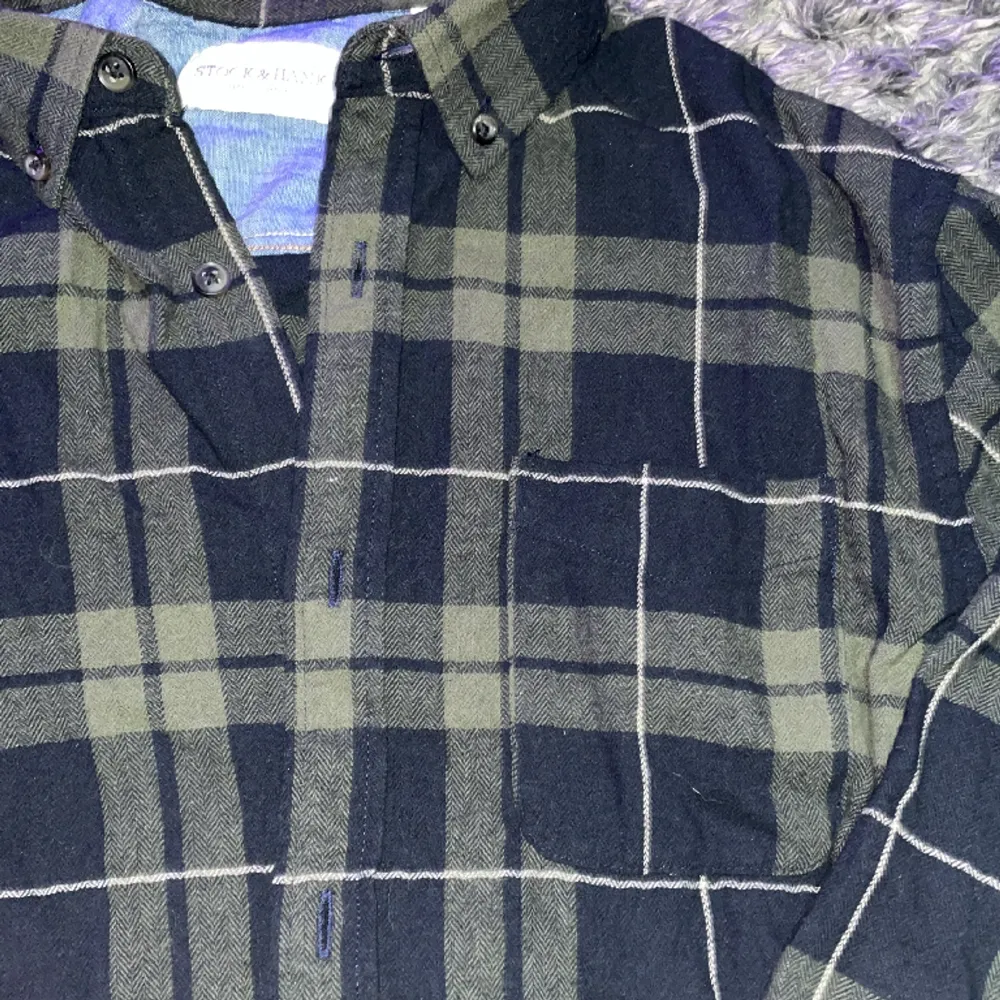 Flanellskjorta från Stock & Hank i rutigt mönster med en bröstficka på vänster sida. Använd mindre än 5 gånger, inga märken på användning. . Skjortor.