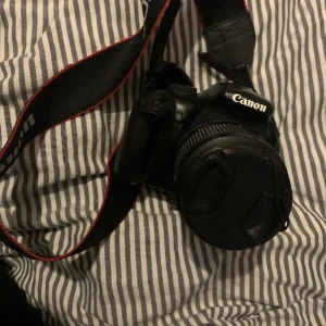 Canon Eos 1100D - Säljer min Canon kamera, Laddare medföljer och stativ finns att köpa med för nån hundring extra, Fungerar utan några defekter. Finns att hämta i Borlänge,  Men kan också köras inom de flesta orter i Dalarna,  Kom gärna med bud ifrån 1200kr