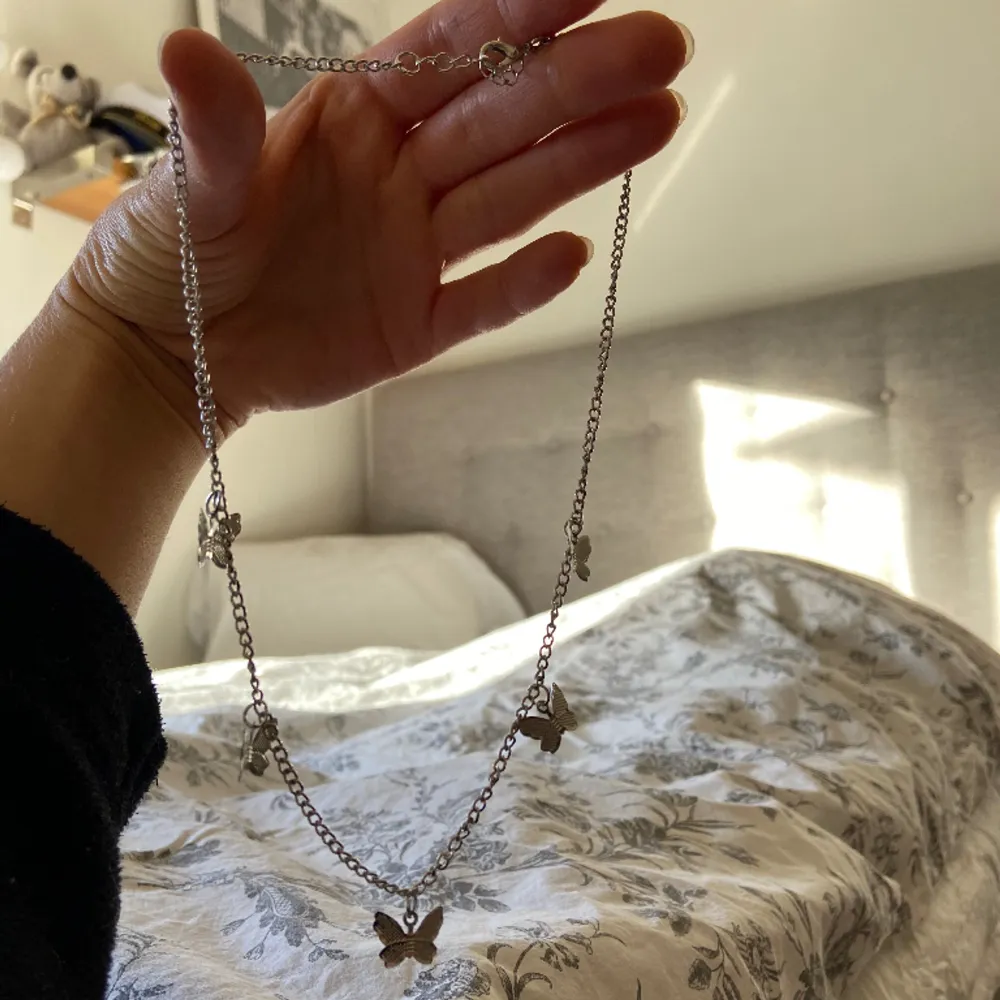 Jättegulligt halsband med söta fjärilar i silver🤍 har så mycket smycken så detta kommer tyvärr aldrig till användning, därför säljer jag det nu i hopp om att någon annan kan använda det😁. Accessoarer.