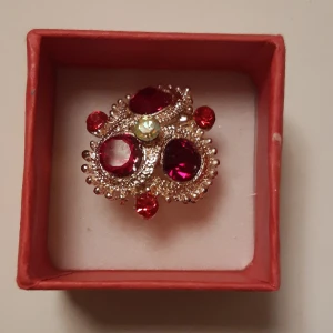 Fashion Ring - Ny oanvänd ring i gulmetall. Justerbar storlek. Levereras i fin presentask