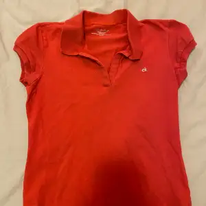 En tröja med material av en skorta äkta Calvin klein säljer för den inte kommer till användning 