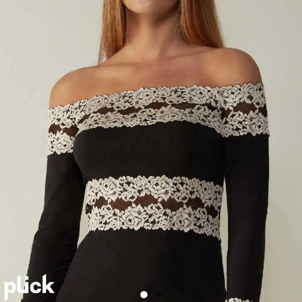 Hej! Söker den här tröjan från intimissimi!! Kan betala bra för har viljat ha den superlänge❤️ har av er så snabbt som möjligt om ni har en i s! Antigen med vita blommor eller svarta!. Tröjor & Koftor.