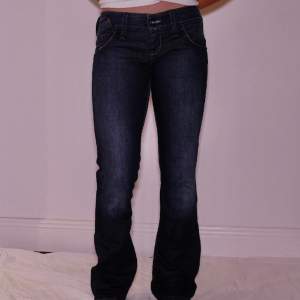 Snygga lee jeans  Lee w29 L33: Hela byxan 101cm Innerbenslängd 81cm Midjan 43cm Midjehöjd 18cm Benbredd 21cm