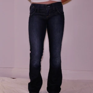 Lee jeans  - Snygga lee jeans  Lee w29 L33: Hela byxan 101cm Innerbenslängd 81cm Midjan 43cm Midjehöjd 18cm Benbredd 21cm