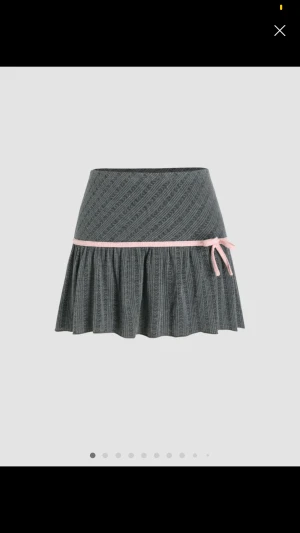 Kjol fri frakt - Superfin mysig mjuk grå kjol i hjärtmönster med rosa rosett 🎀