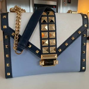 Michael Kors väska - Säljer en superfin och trendig MK väska i medelstor storlek😍 Fick som present och används inte längre. Den är knappt använd så väldigt fint skick. Priset går att diskutera och kan mötas upp i Stockholm 