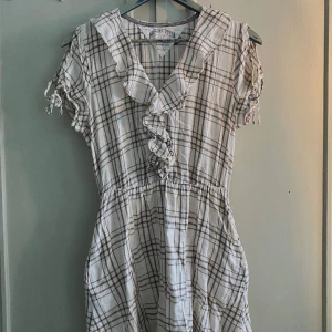 Rutig klänning  - Rutig klänning i storlek S, men skulle säga att den passar S-L beroende på hur en vill att den ska sitta. Så fin och i bra skick men säljer för att den tyvärr inte kommer till användning. Hör gärna av dig om du har några frågor! 