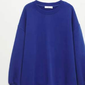 Marinblå sweatshirt från Mango. Använd fåtal gånger, bra skick. Säljer då den inte kommer till användning. Köparen står för frakten ❤️