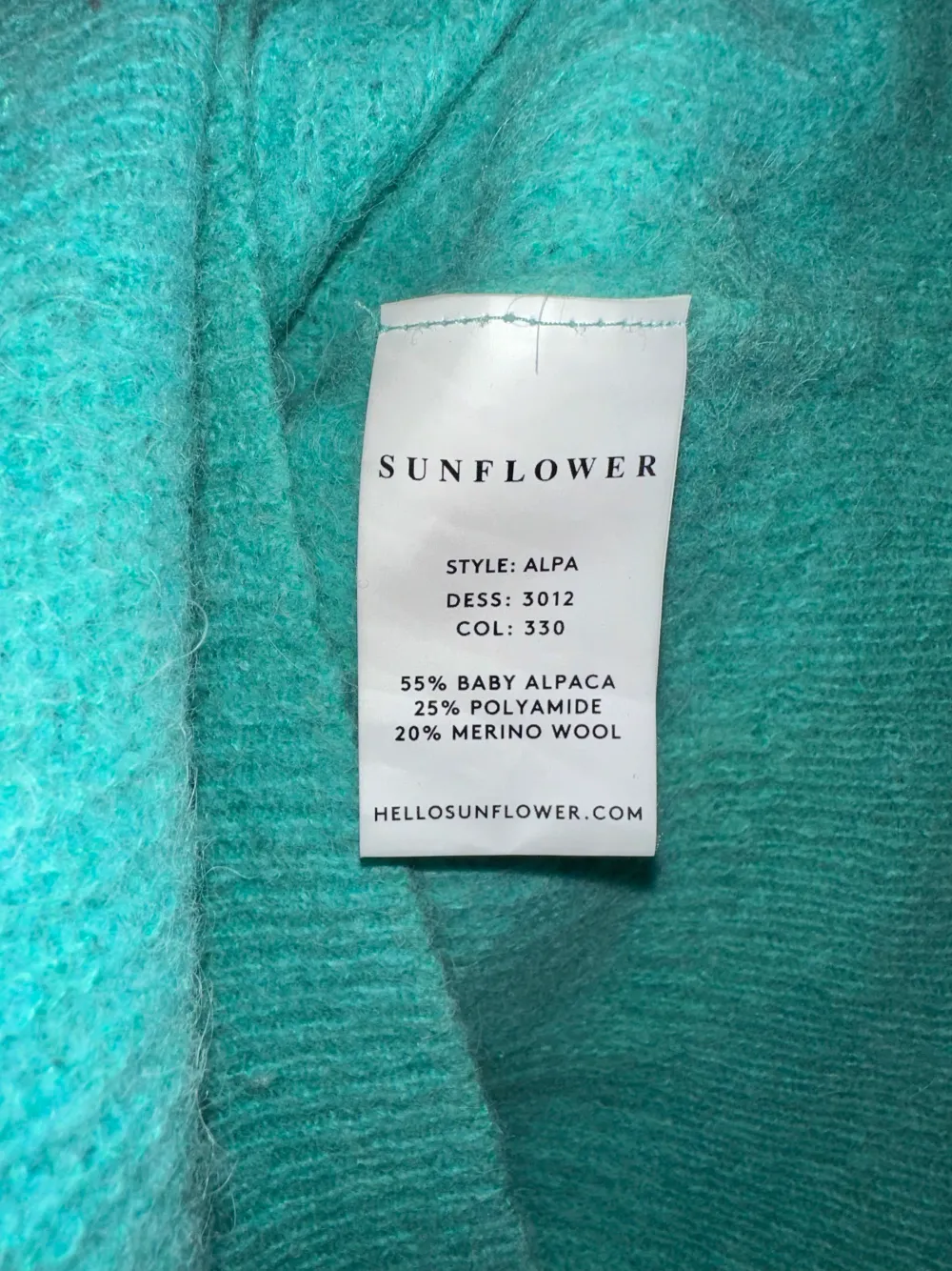 Stickad tröja i en Alpaca/merino ull blandning. Aldrig använd. Köptes för 2000kr, säljer för 1050. Stickat.