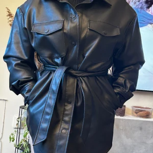 Super snygg kappa i skinn  - Snygg skinn jacka/kappa aldrig använd enbart testad  