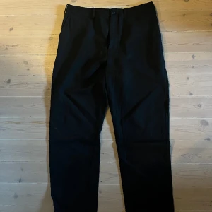 Adnym byxor - Svarta bommul/linne byxor från adnym atelier. Stl 30 men passar 31 (justerad knapp). Vill bli av med