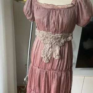 Fest Klänning ny S/M - Ny  Färgen är lite svårt att bestämma  Men lite brun/Koppar med skimmer 