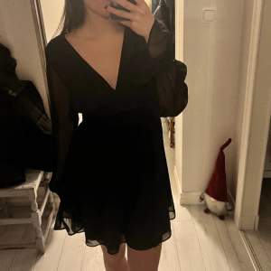 Hejj!! Säljer denna svarta klänningen från NA-KD i storlek 34. Säljer den då jag inte använder den, använd en gång. Passar bra till middagar, fest även julafton. ❤️