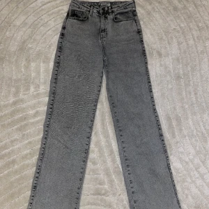Jeans - Säljer ett par gråa jeans från madlady då dem är förstora