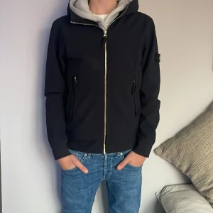 Stone island jacka - Säljer nu min sjukt feta stone island windbreaker jacka i gott skick! modellen på bilden är ca 175.pris går att diskutera😀Hör av er vid minsta fundering!