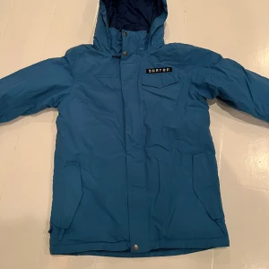 Burton Skidjacka  - Tjena. Säljer min gamla skidjacka från Burton. Kids storlek 156-164. Använd under en säsong. Mycket bra skick. Hör av dig vid frågor! :)