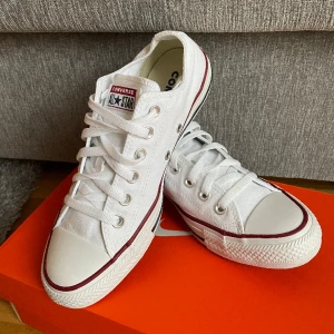 Nya Converse i storlek 39.5  -  •Aldrig använda Chuck Taylor All Star Ox Unisex sneakers i storlek 39.5 •Butikpris: 749 kr. Mitt pris: 450 kr 🚫Djurfritt och rökfritt hem 📍Kan mötes upp i Mölnlycke 📬Kan skickas mot fraktkostnad 