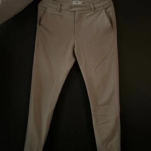 Les Deux kostymbyxor  - Ett par snygga kostymbyxor från Les Deux. 