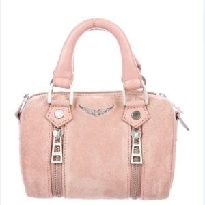 zadig väska - zadig väska, mocka därför ganska smutsig men om man lämnar in på mocka tvätt går den bort. finns inte och köpa längre. fråga för bilder