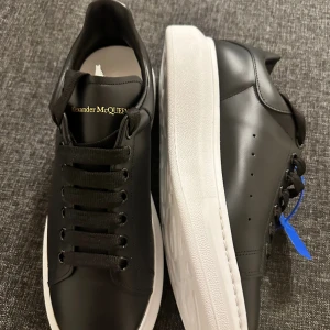 ALEXANDER MCQUEEN OVERSIZED SNEAKERS - Storlek 43 Fick dem i present passar inte mig.  HELT OANVÄND 