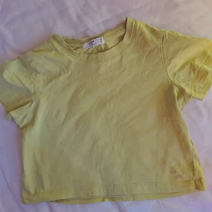 Lime crop top - Ljus gul-grön crop top. Köptes i Australien. Sälger pga kommer inte till användning 