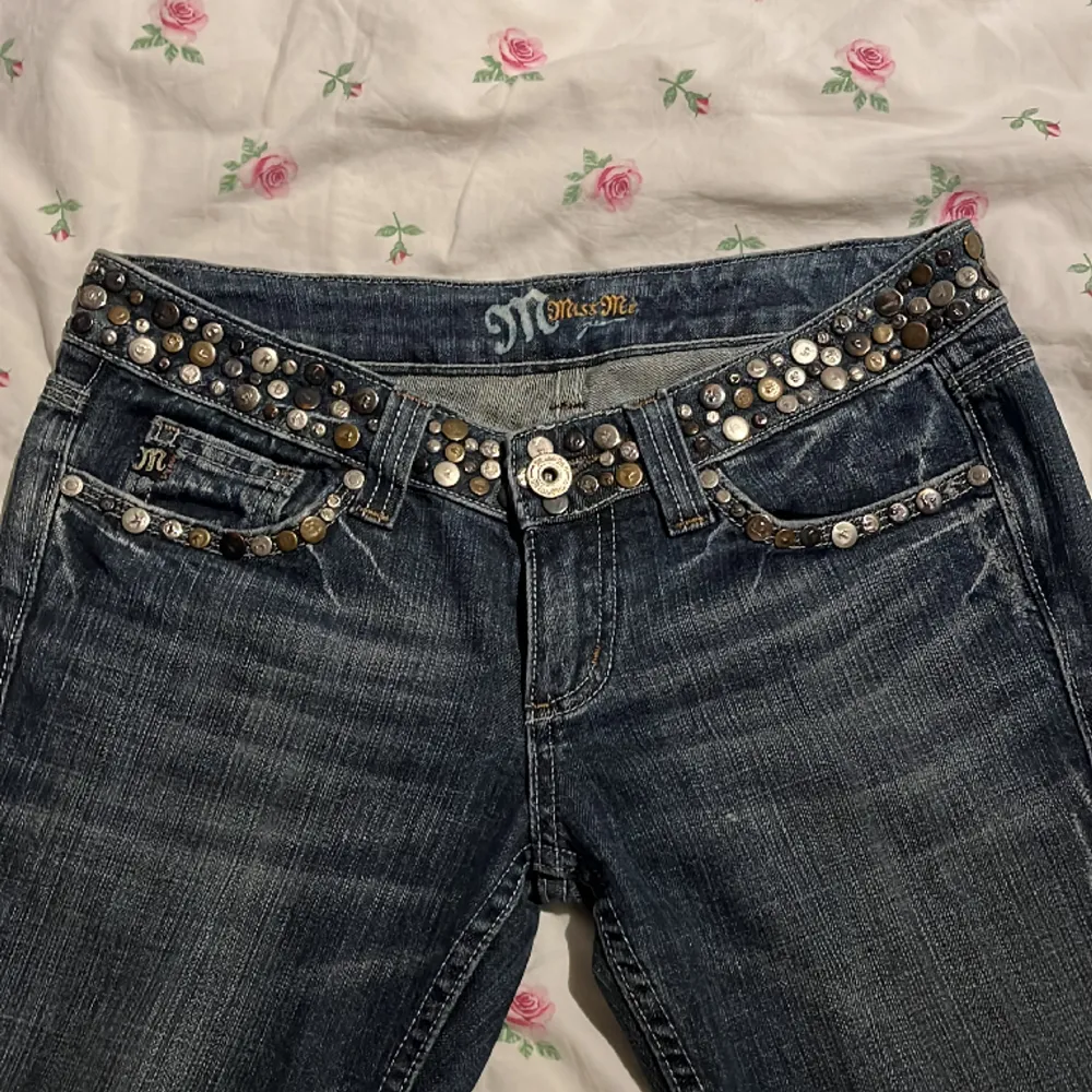 Säljer mina Miss me jeans som är low staight! Endast prövade, säljer pågrund av att de är för korta. Skriv för fler frågor eller bilder💗. Jeans & Byxor.