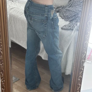 Jeans - Midja rakt över 43 innerbenslängden 78 😊 Köparen står för frakten 69kr via swich använd helst köp nu för billigare frakt 